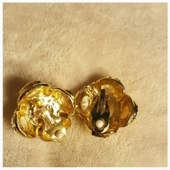 Vintage Faux Pearl Clip on Earrings - Picture 3 of 3
